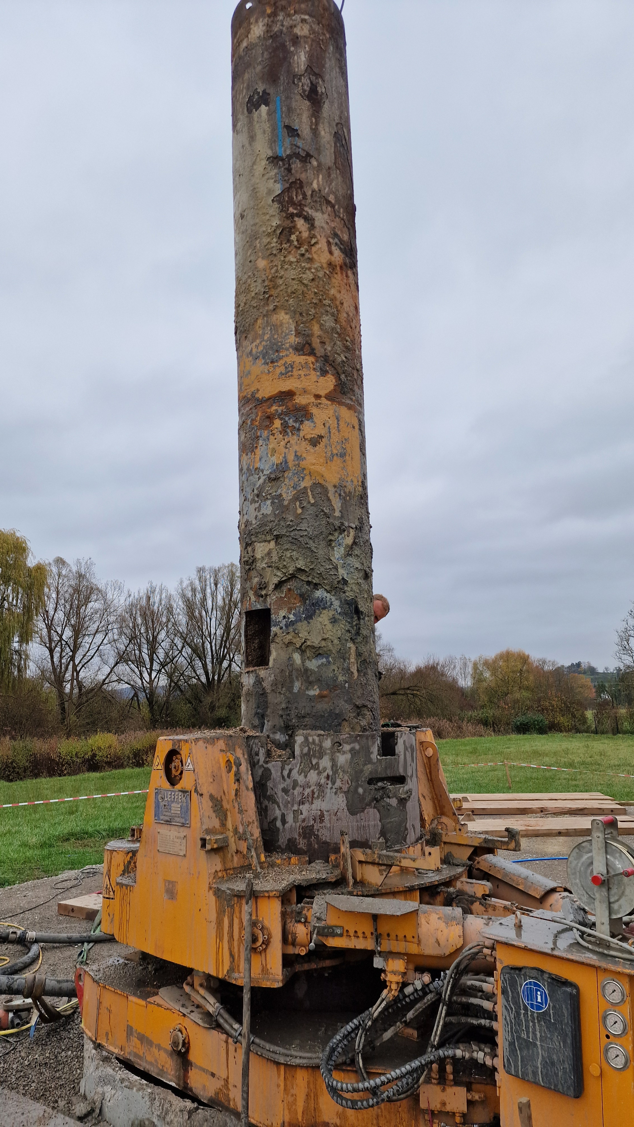 Die alte Brunnenverrohrung wird entfernt