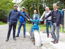 In Betriebnahme der neuen Versorgungsleitung (v.l.: Alexander Siepen/Anton Schütz, Bietergem. Schütz-Wild / Verbandsvorsitzender Dr. Stefan Belz / GF Ralf Göttsche / Martin Sigle, BWV)