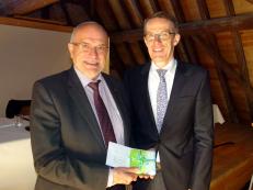 ASG-Verbandsvorsitzender Wolfgang Lützner (rechts) bedankte sich bei Vize Wilfried Dölker
